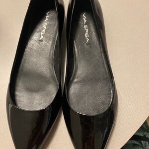 Like new Size 8 black patent leather Via Spiga pointy toe flats